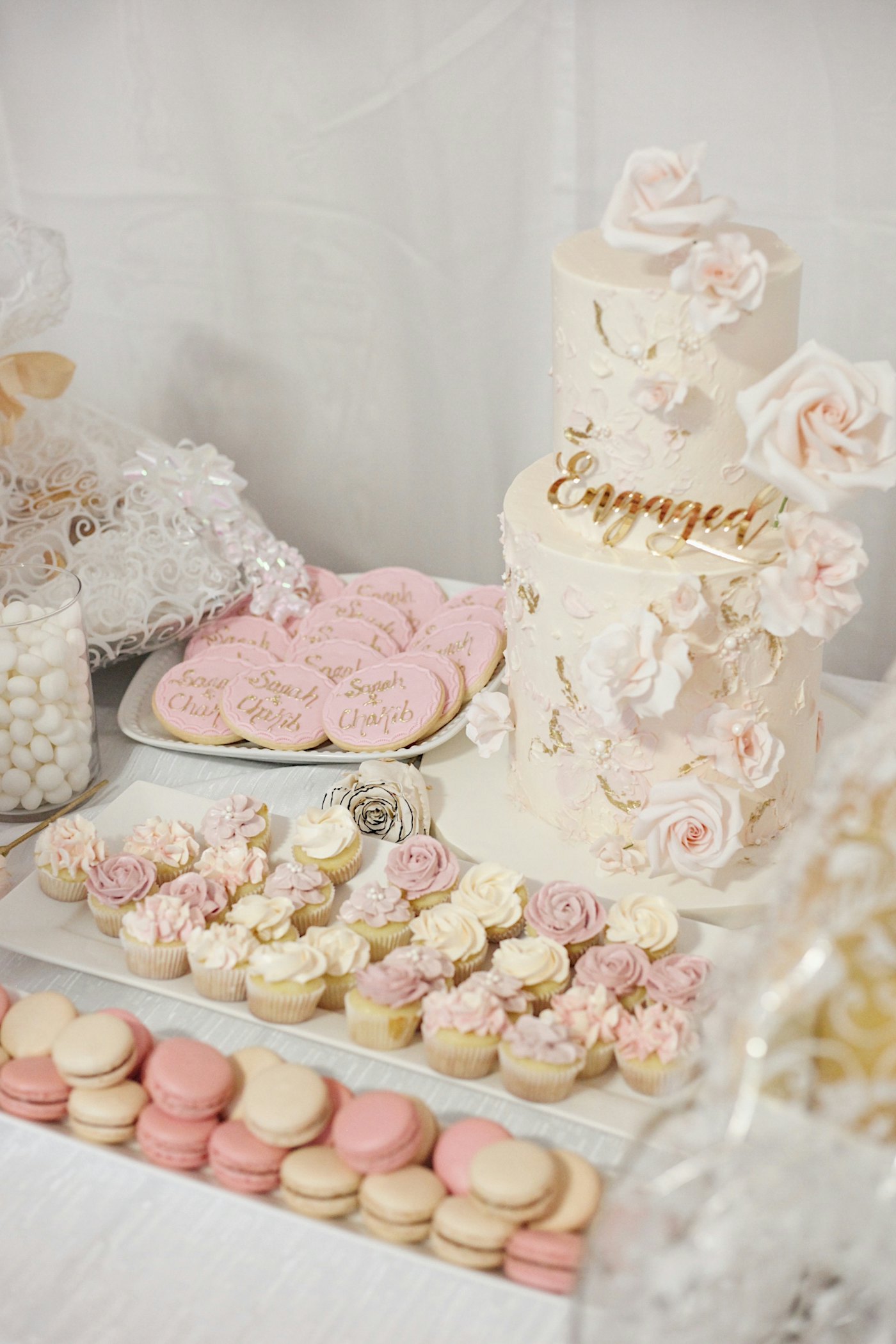 Table de desserts avec gâteau fleuri et biscuits décorés