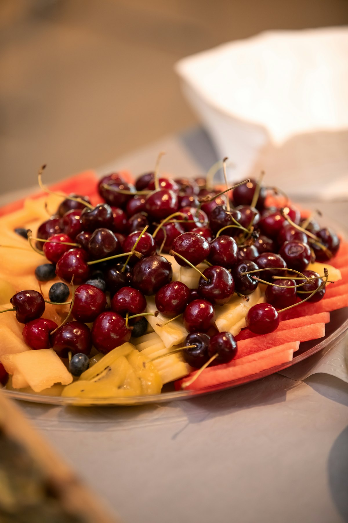 Plateau de cerises, melon et fromages