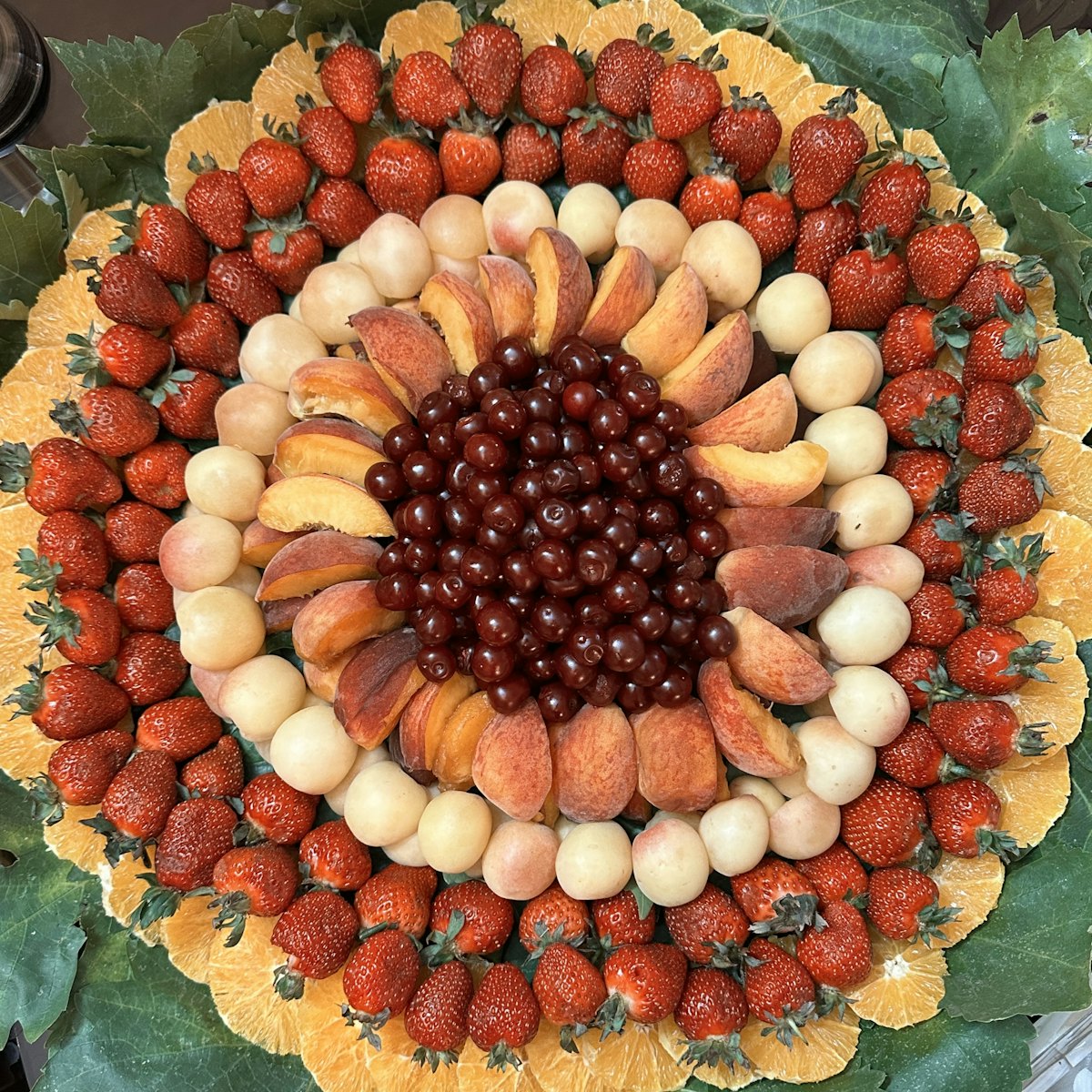 Grande composition circulaire de fruits frais