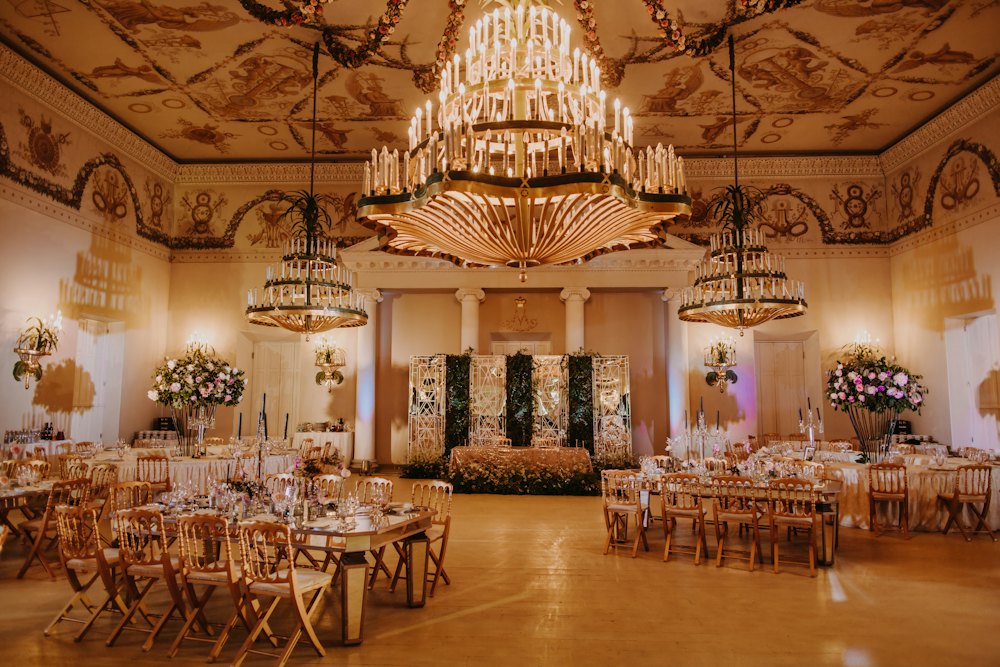 Salle de bal avec lustres et tables dressées