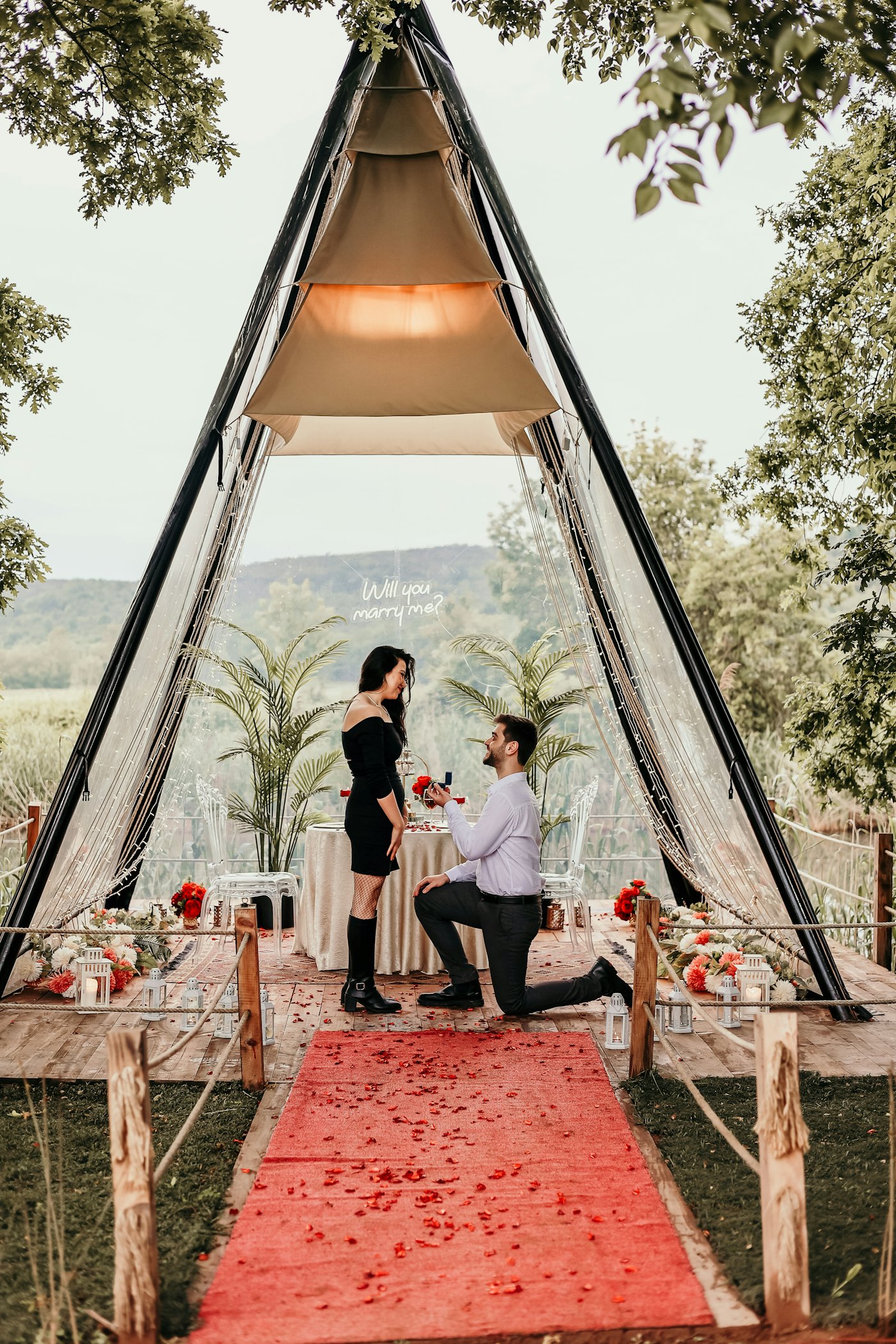 Demande en mariage sous une tente décorée