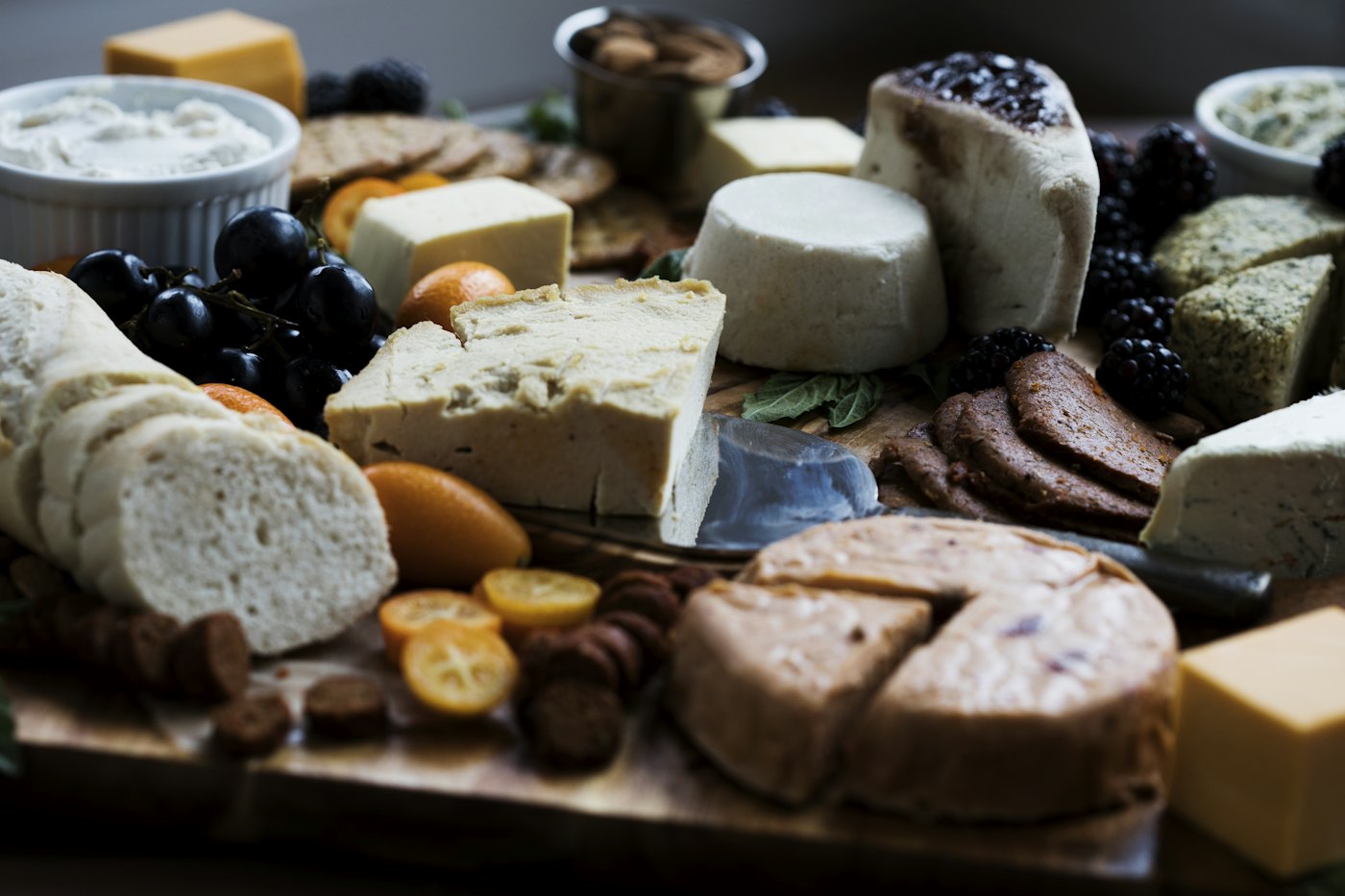 Planche de fromages, charcuteries et fruits