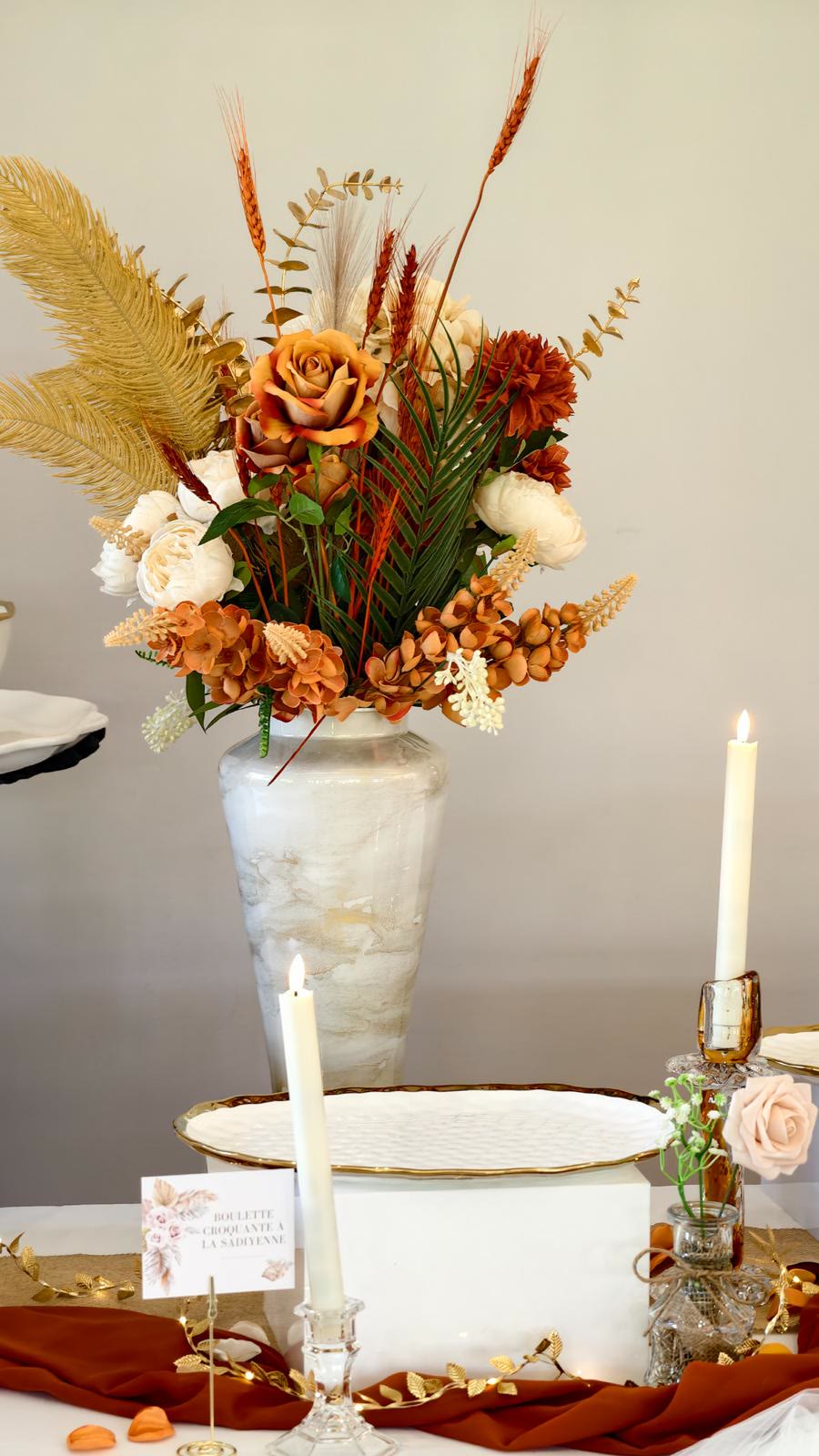 Bouquet d'automne dans un vase marbré, bougies et plateau à bord doré