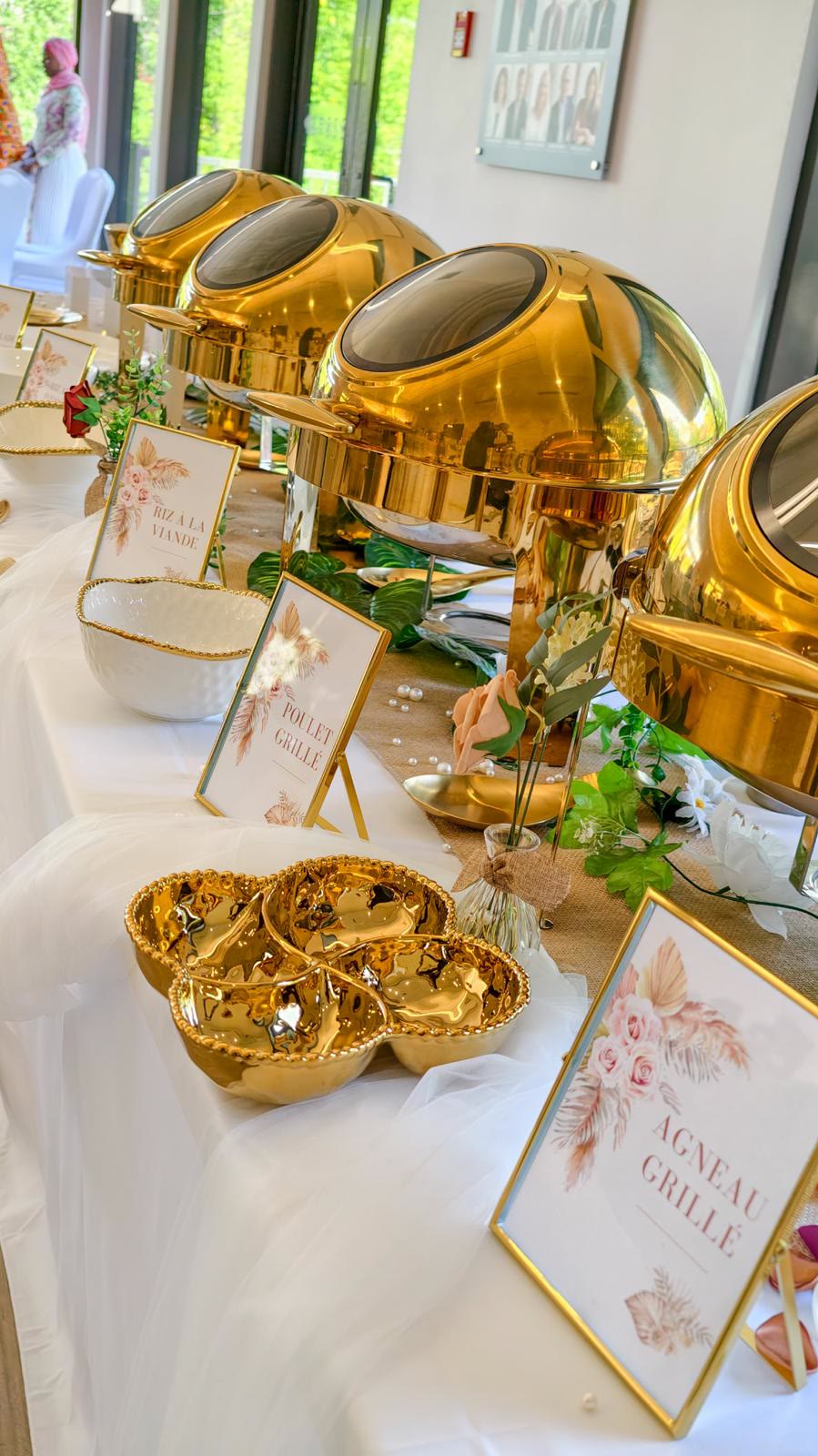 Rangée de réchauds dorés et cadres de plats